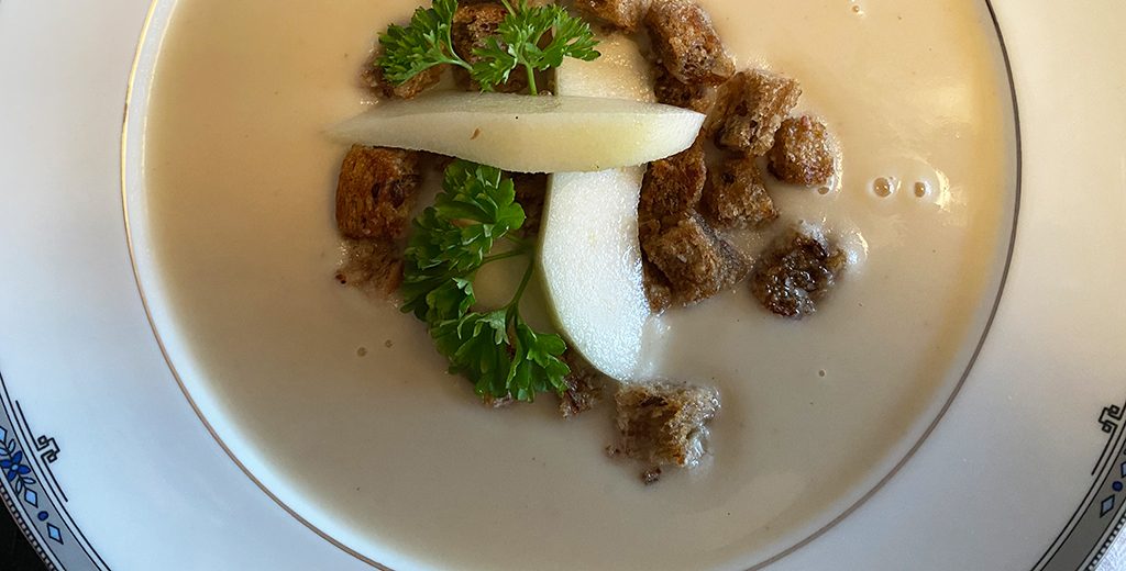 Weihnachtsmenü (Vorspeise): Selleriecremesuppe mit Birne und Croûtons