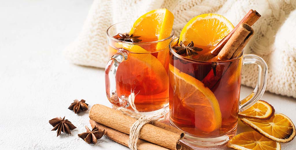 Weißer Glühwein mit Bratapfel-Likör
