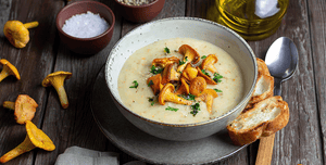 Schwarzwurzelcremesuppe mit aromatisierten Pfifferlingen